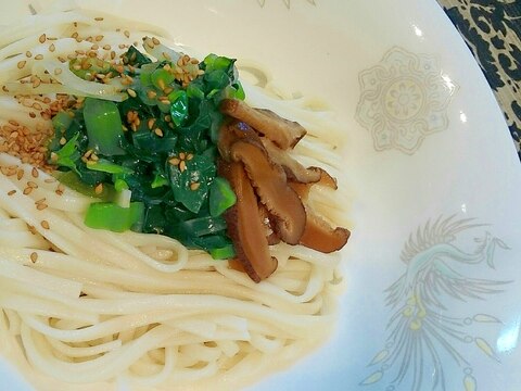 ツルムラサキでネバネバ☆ぶっかけうどん